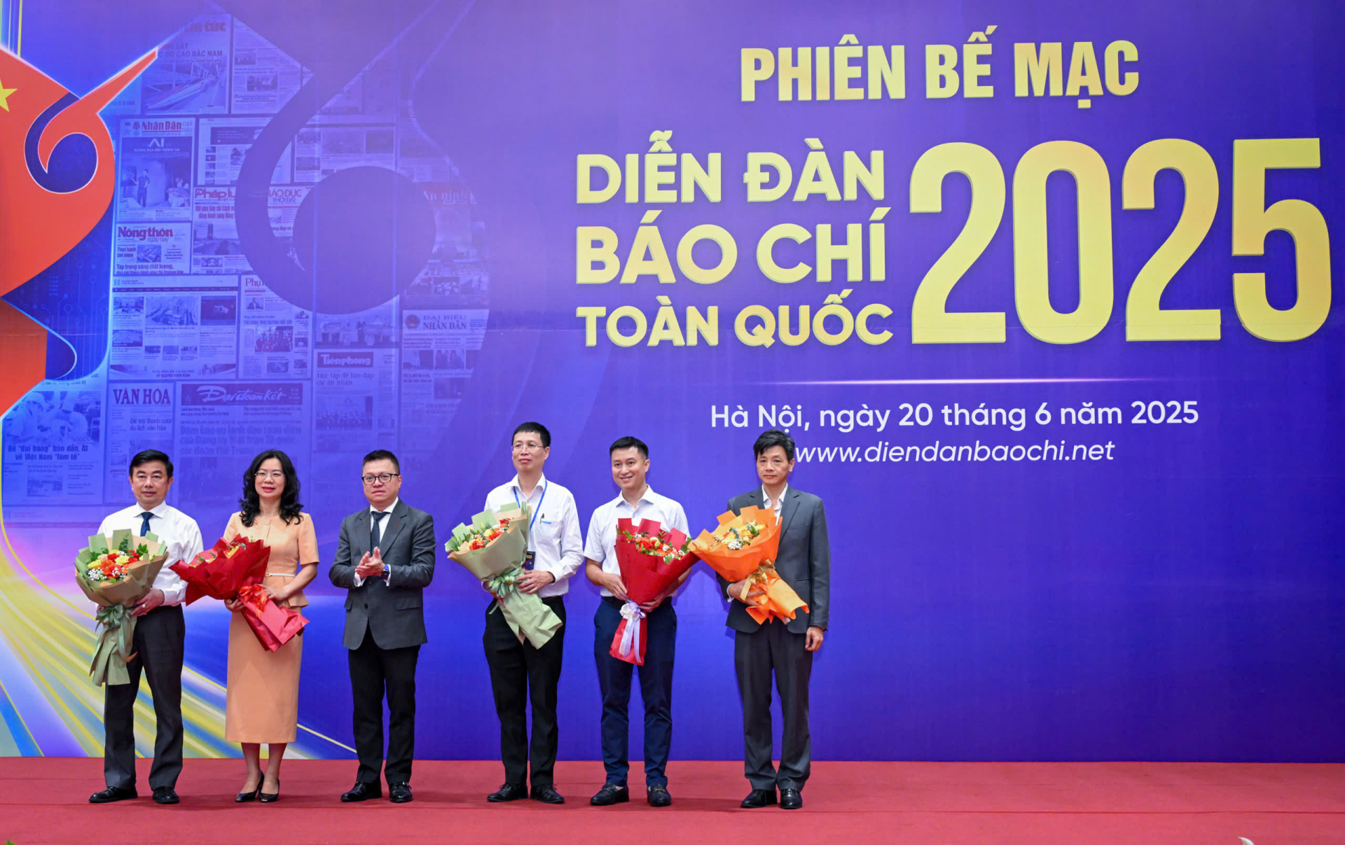 Nhà báo Lê Quốc Minh tặng hoa các đại biểu dẫn dắt các phiên thảo luận tại diễn đàn. Ảnh: HÀ MY