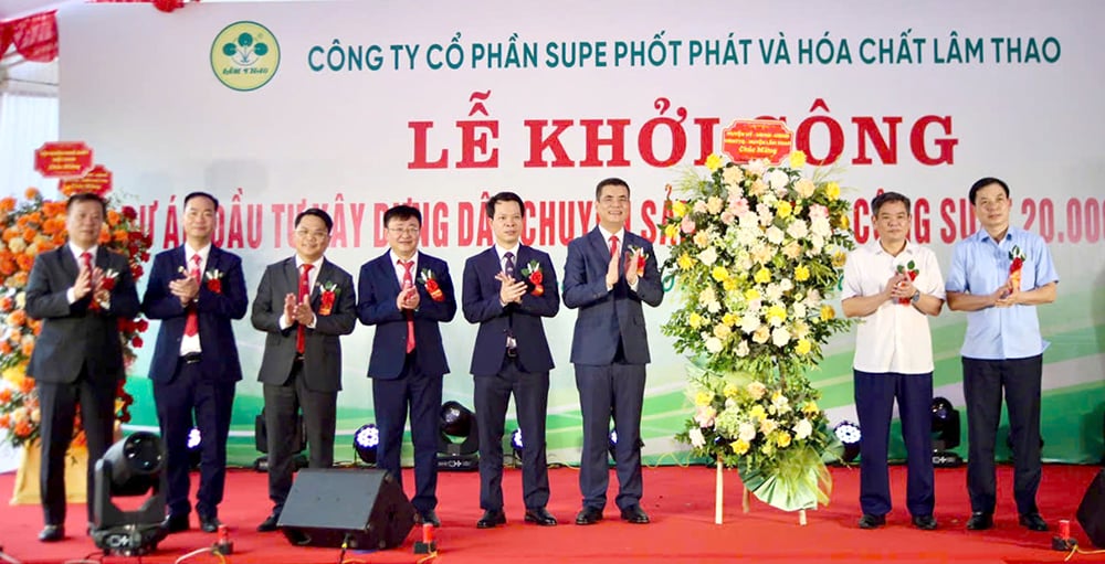 Supe Lam Thao បានដំឡើងផ្លាកសញ្ញាសម្រាប់គម្រោងមជ្ឈមណ្ឌលលក់ និងចាប់ផ្តើមគម្រោងវិនិយោគសាងសង់ខ្សែសង្វាក់ផលិតកម្ម SOP ។