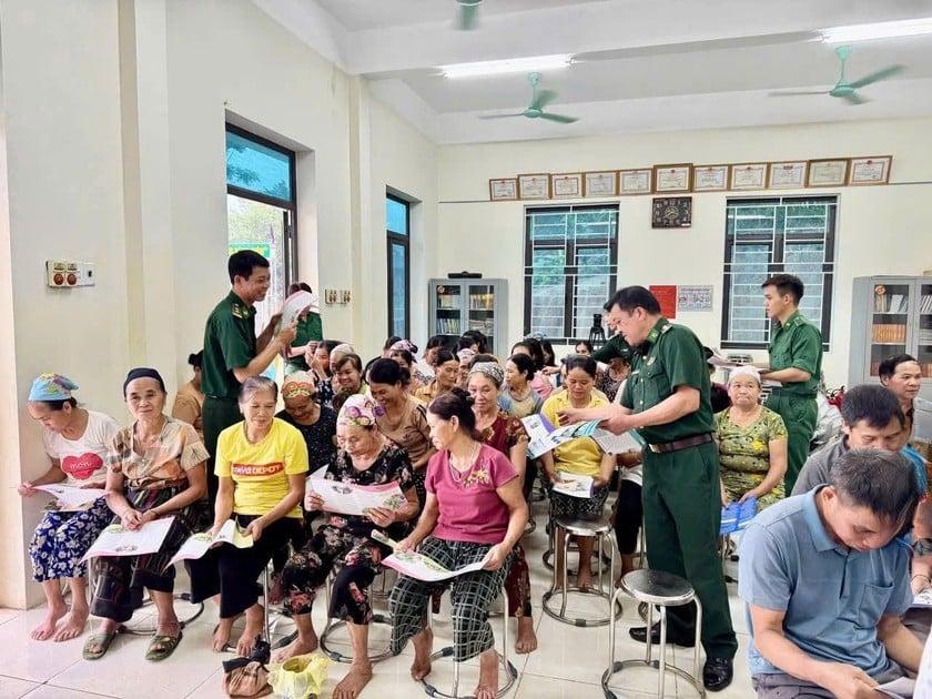 Một buổi tuyên truyền và phát tờ rơi tìm hiểu về pháp luật cho bà con do Đồn biên phòng Hiền Kiệt phối hợp với UBND xã Hiền Kiệt, BQL bản Chiềng Căm thực hiện (Ảnh: BĐBP tỉnh Thanh Hóa)