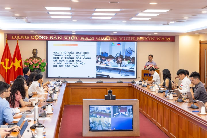 El Dr. Vu Tuan Anh afirmó que es necesario crear oportunidades de prácticas para estudiantes de periodismo y comunicación desde una edad temprana para que adquieran capacidades prácticas de producción. (Foto: Minh Son)