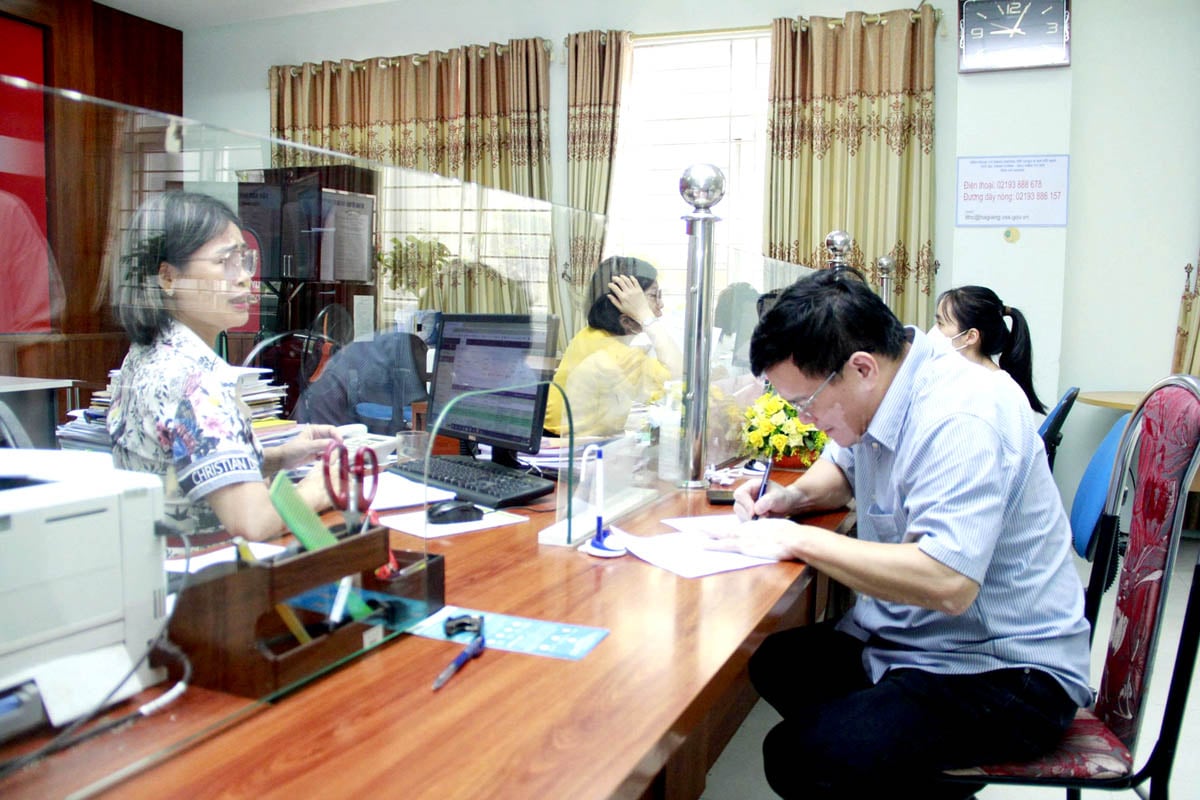 Người lao động trực tiếp hoàn thiện hồ sơ nghỉ chế độ tại BHXH thành phố Hà Giang.  