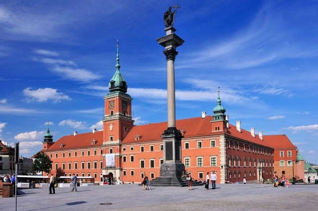 lau-dai-hoang-gia-warsaw-hoi-sinh-tu-dong-tro-tan.webp