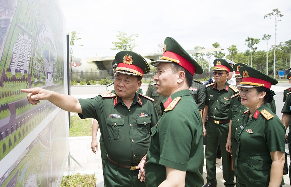 Thượng tướng Hoàng Xuân Chiến kiểm tra khu vực xây dựng công trình tưởng niệm các chiến sĩ quốc tế tại Bảo tàng Lịch sử Quân sự Việt Nam. 