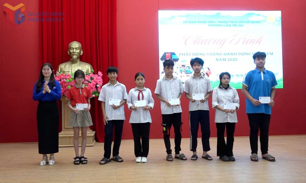 សហភាពយុវជនសង្កាត់ខេមទ្រុង និងអង្គភាព និងសប្បុរសជនបានប្រគល់អំណោយដល់សិស្សានុសិស្សដែលជួបការលំបាកនៅតំបន់នោះក្នុងខែមិថុនា ឆ្នាំ២០២៥។