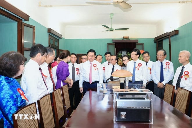 ttxvn-2006-nguoi-lam-bao-chu-tich-ho-chi-minh-3.jpg