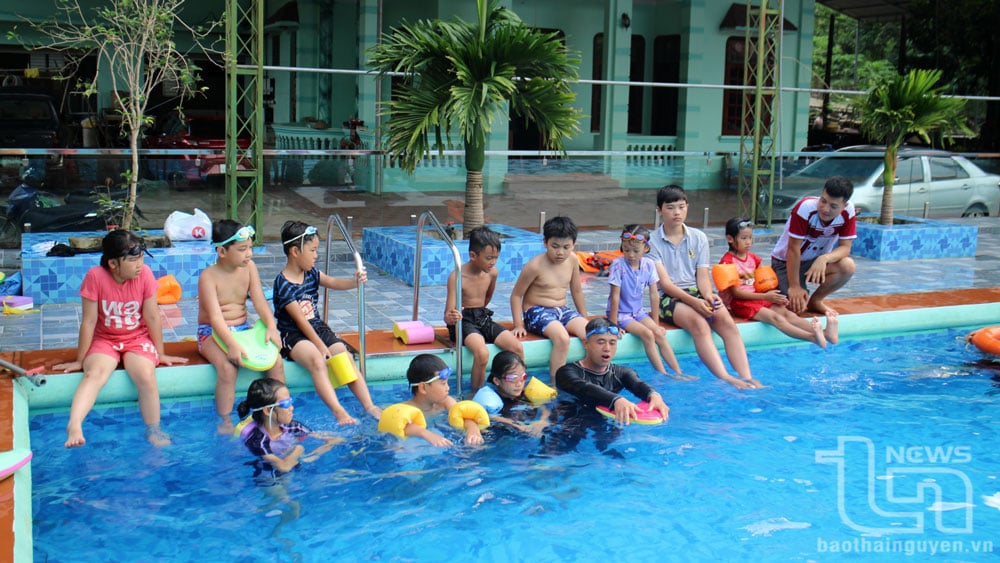 Lớp học bơi tại thị trấn Trại Cau.