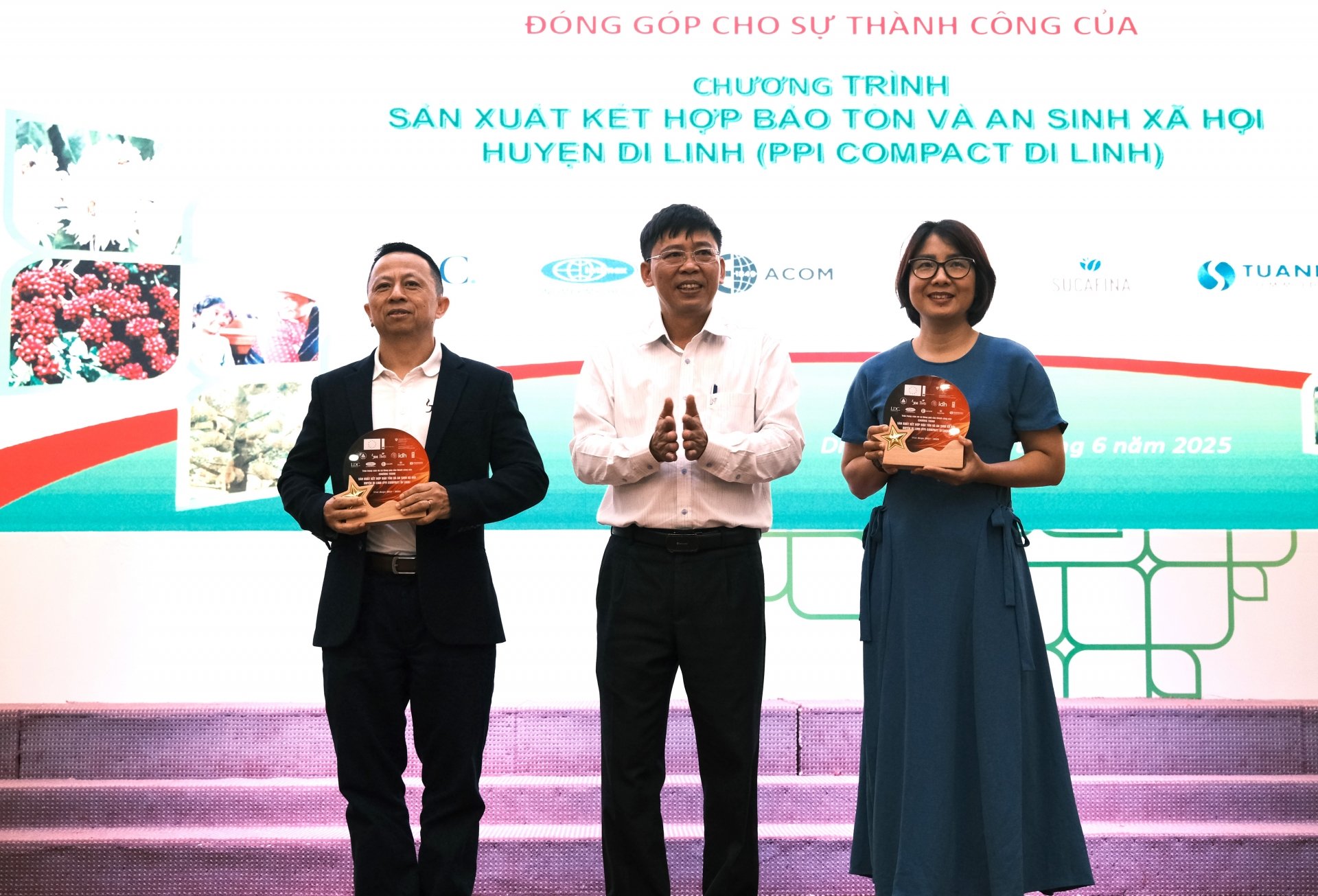 Ban Chỉ đạo Chương trình PPI Compact Di Linh cũng tặng quà tri ân cho các cá nhân, tập thể đã đóng góp cho sự thành công của Chương trình.