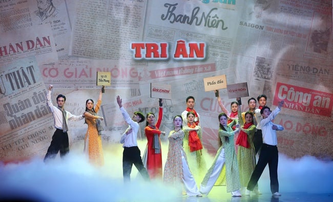Bộ trưởng Nguyễn Văn Hùng: Chương trình nghệ thuật &quot;Mãi mãi tấm lòng son – Ngòi bút sắc&quot; là lời tri ân và đóa hoa thơm tặng người làm báo - Ảnh 6.
