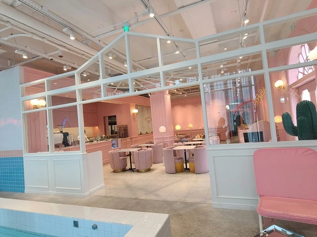 คาเฟ่สระน้ำสีชมพู-stylenanda-seoul.webp