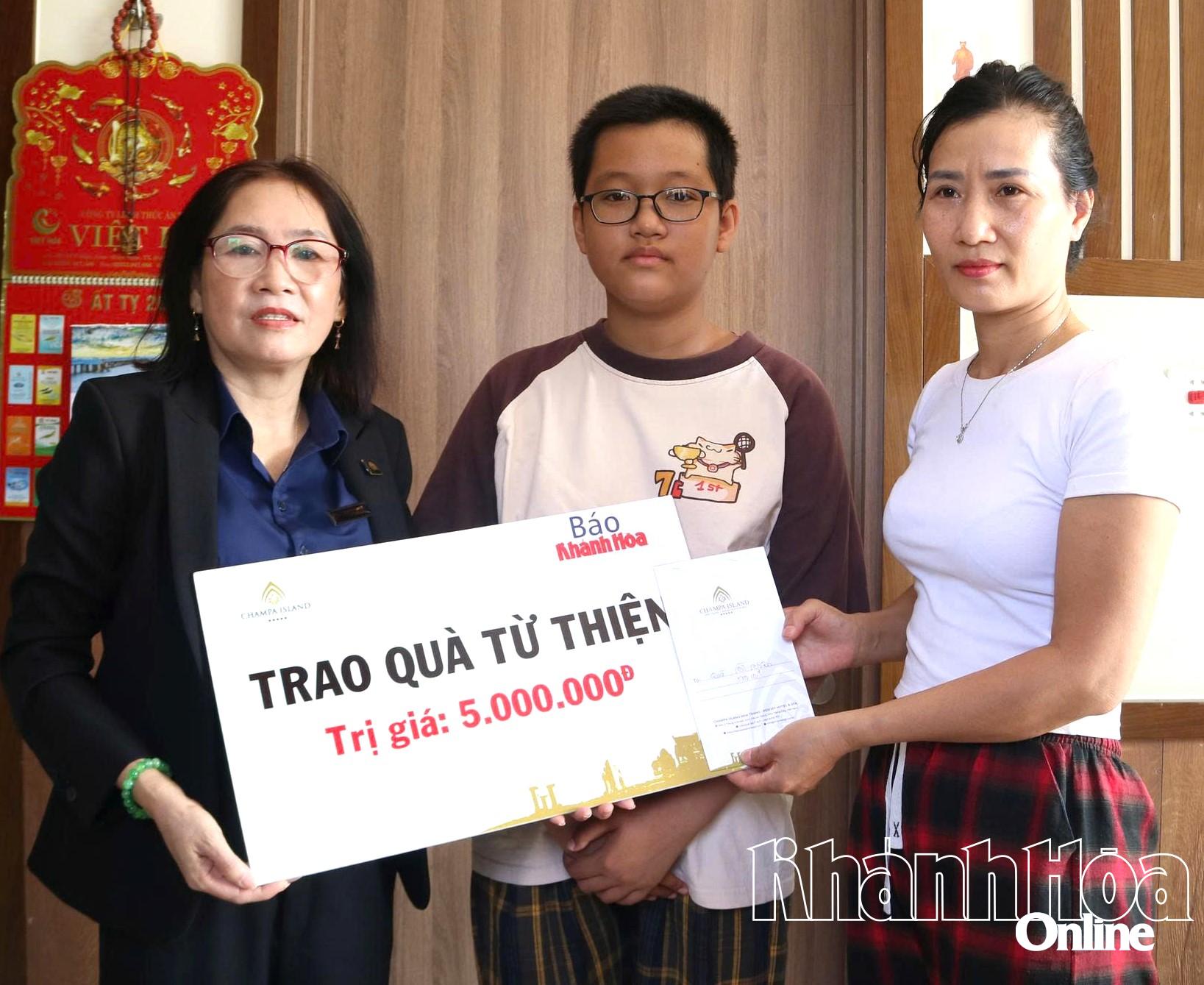 Đại diện Công ty Cổ phần Đầu tư Champagroup - Khu du lịch Champa Island Nha Trang trao tiền ủng hộ cho gia đình em Hà My