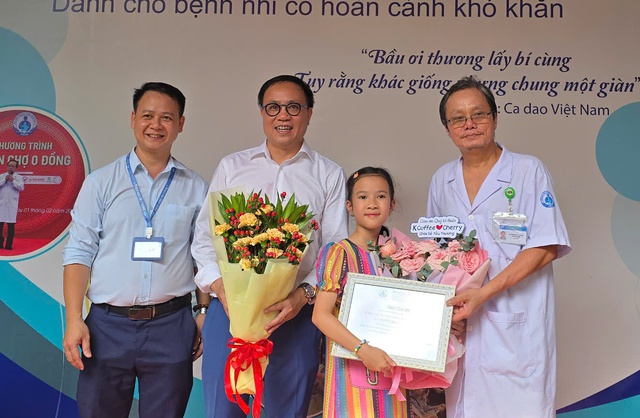 ‘Hoạ sĩ nhí’ Cherry trích doanh thu bán tranh hỗ trợ bệnh nhi - Ảnh 2.