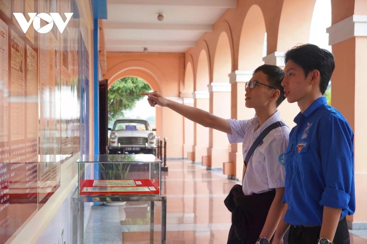Các bạn trẻ tham quan trưng bày.