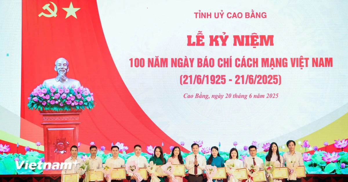 Phóng viên VietnamPlus được nhận bằng khen của Chủ tịch UBND tỉnh Cao Bằng