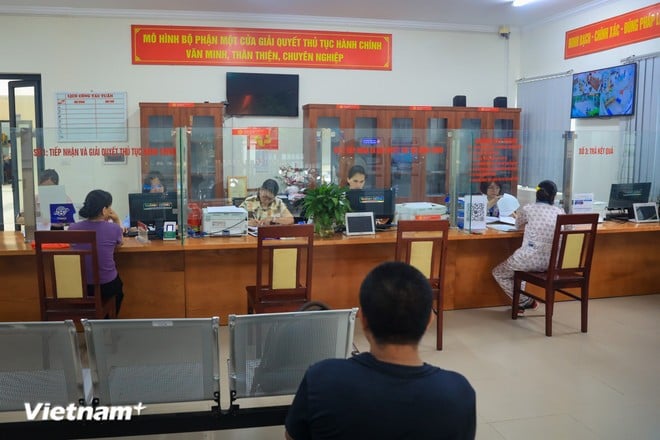 Bộ phận giải quyết thủ tục hành chính một cửa phục vụ người dân nhanh chóng. (Ảnh: Hoài Nam/Vietnam+)