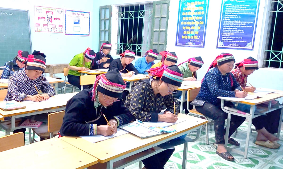 De nombreuses femmes des zones frontalières participent à des cours d’alphabétisation.