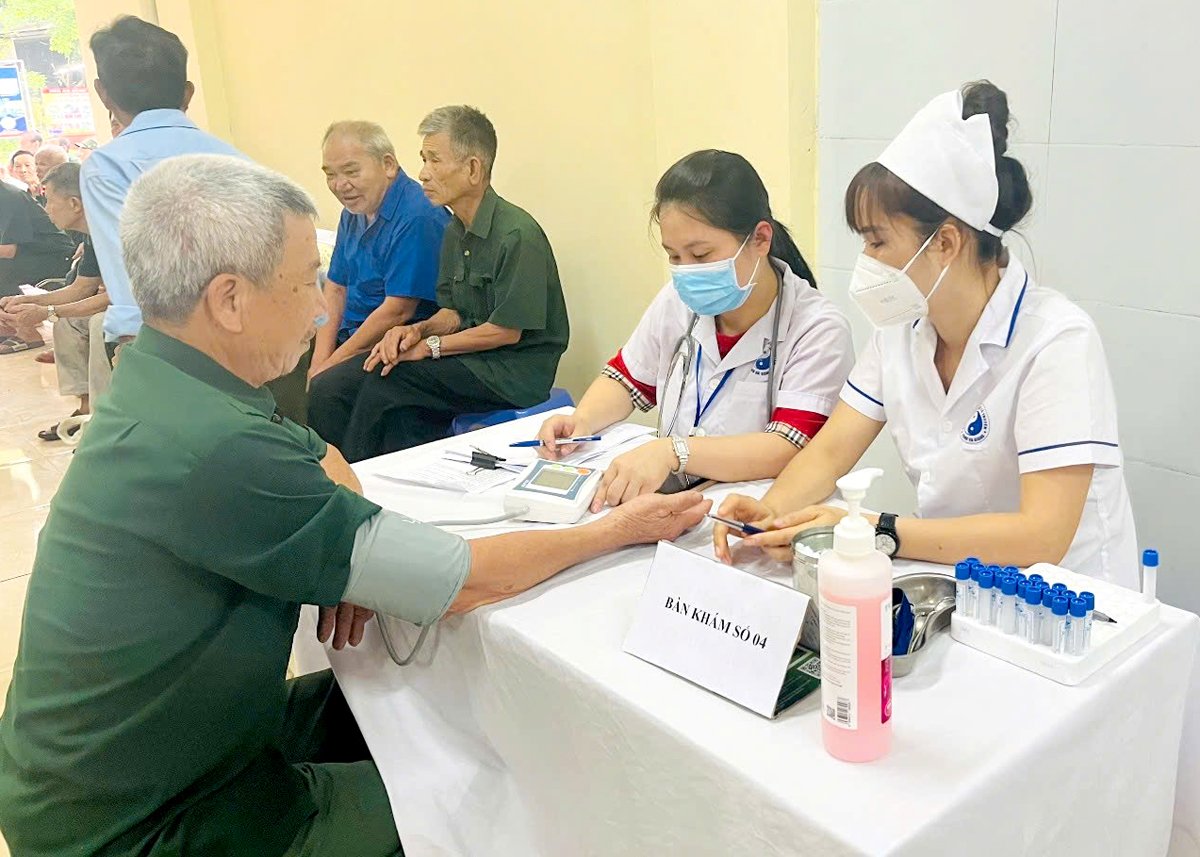 Cán bộ Bệnh viện Y dược Cổ truyền Hà Giang luôn nhiệt tình, trách nhiệm khám, điều trị bệnh cho người dân.
