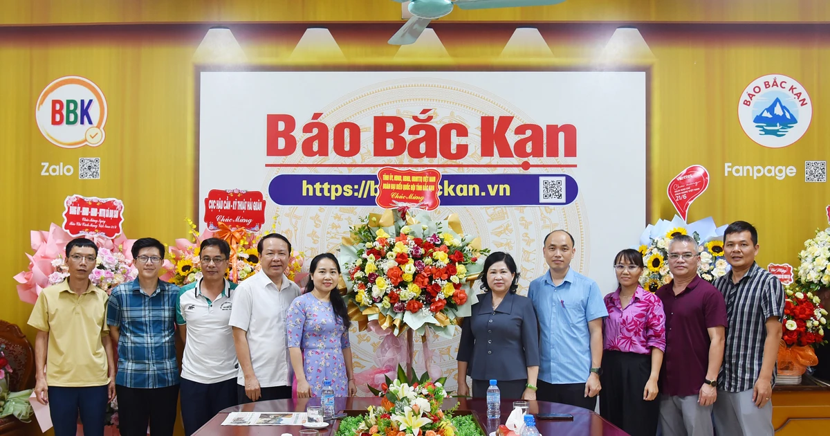 Comrade Phuong Thi Thanh congratulated Bac Kan Newspaper on the 100th anniversary of Vietnam Revolutionary Press Day.