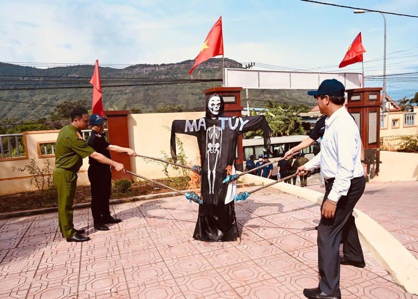 Hành động phòng chống ma túy vì sự phát triển của đất nước. (Ảnh: Đ.P)
