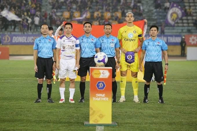 Hai trọng tài Malaysia bắt hai trận nóng nhất vòng cuối V-League: Chứng kiến nước mắt đội xuống hạng- Ảnh 3.