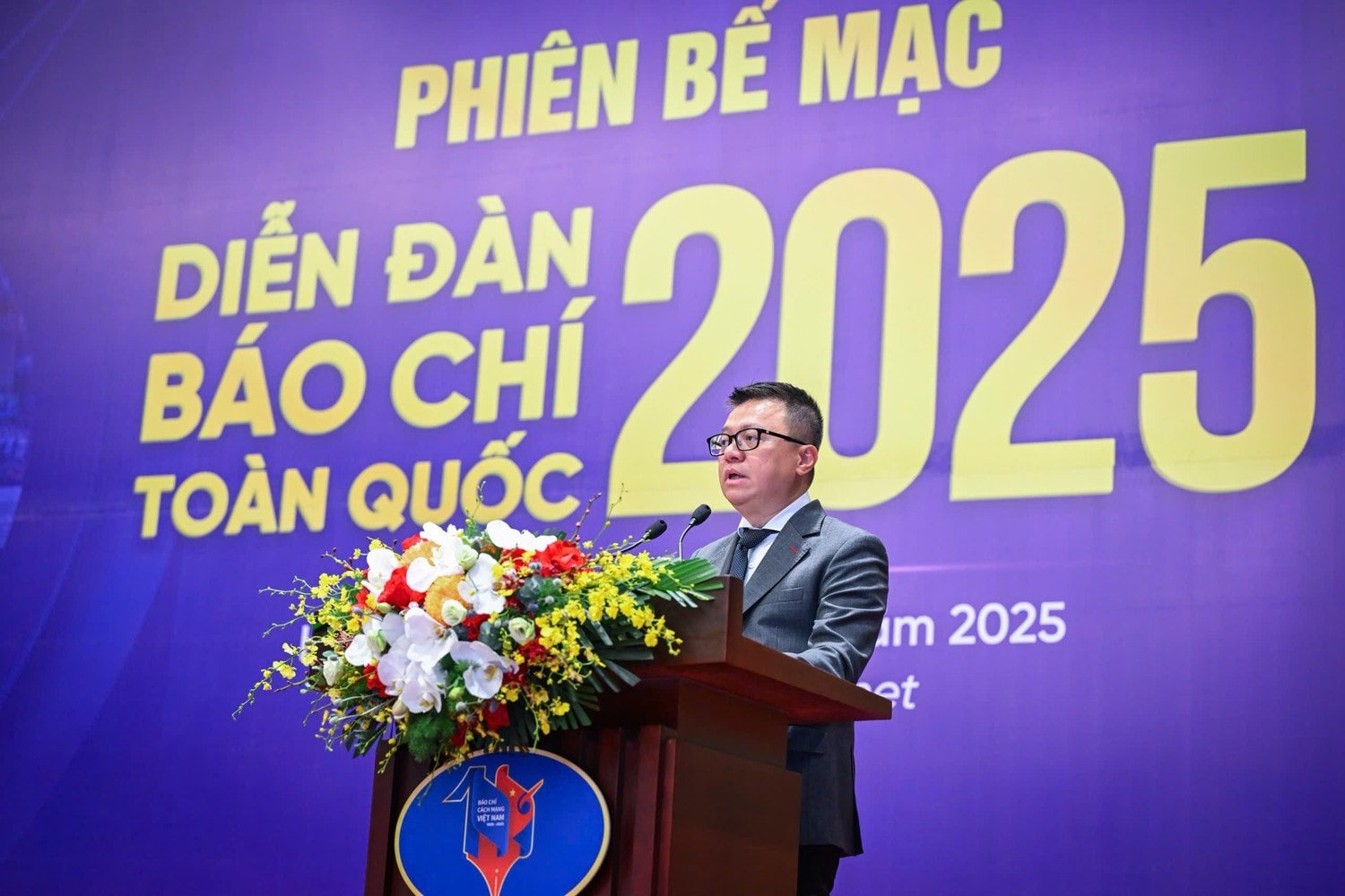 le-quoc-minh-be-mac-dien-dan.jpg