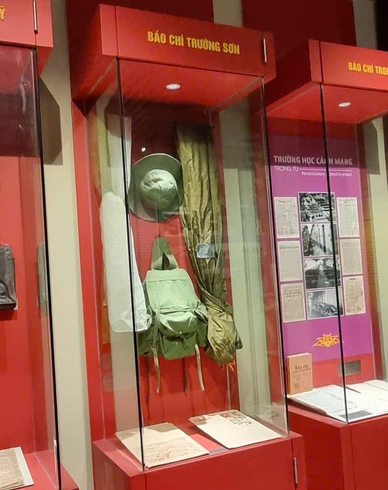 Journalist Dang Minh Phuong's parachute hammock punctured by bomb.