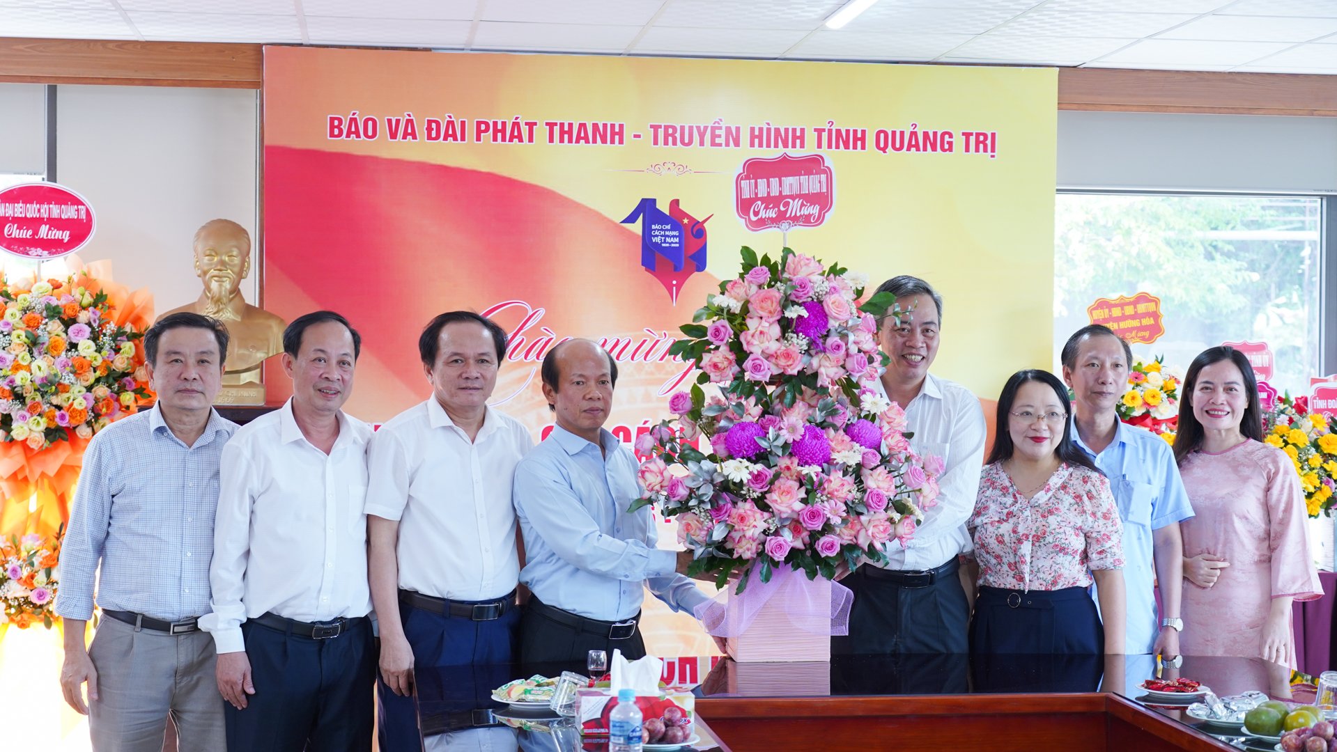 Le secrétaire adjoint permanent du Comité provincial du Parti et président du Conseil populaire provincial, Nguyen Dang Quang, a visité et félicité le journal et la station de radio et de télévision de la province de Quang Tri.