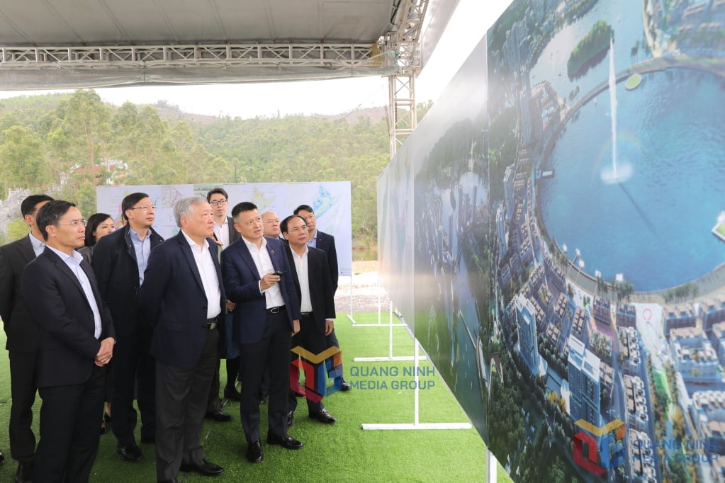 Phó Thủ tướng Thường trực Chính phủ Nguyễn Hòa Bình, khảo sát tại Dự án đầu tư, xây dựng Khu công viên phức hợp nghỉ dưỡng cao cấp Vân Đồn, ngày 2/4/2025.