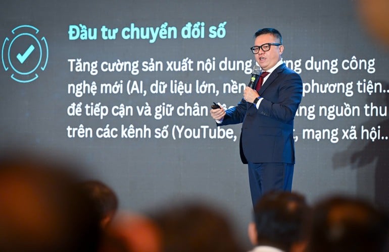 Ông  cập nhật những thông tin mới nhất và những góc nhìn sâu sắc về tình hình báo chí toàn cầu.