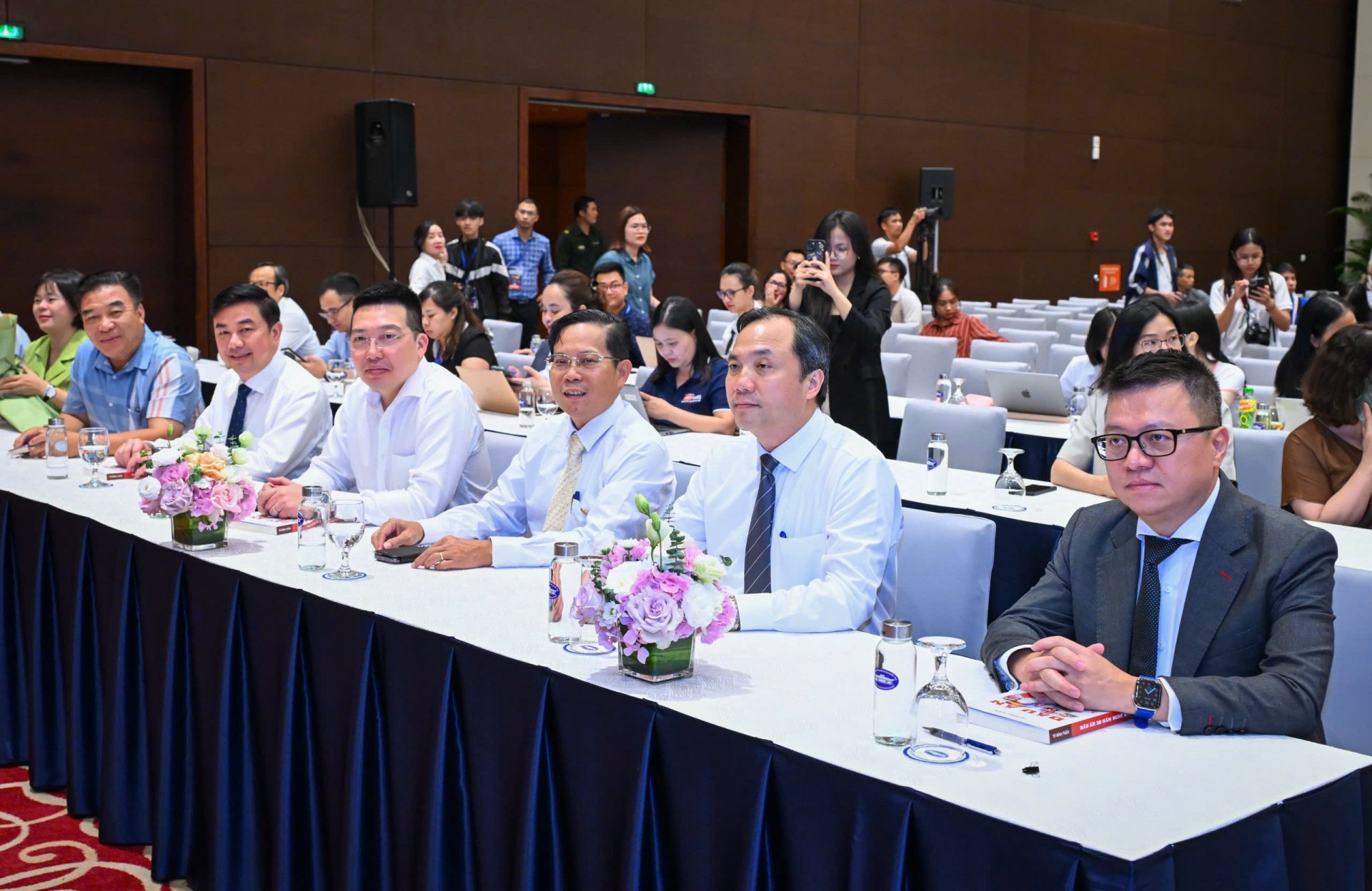 Các đại biểu dự phiên bế mạc diễn đàn. Ảnh: HÀ MY
