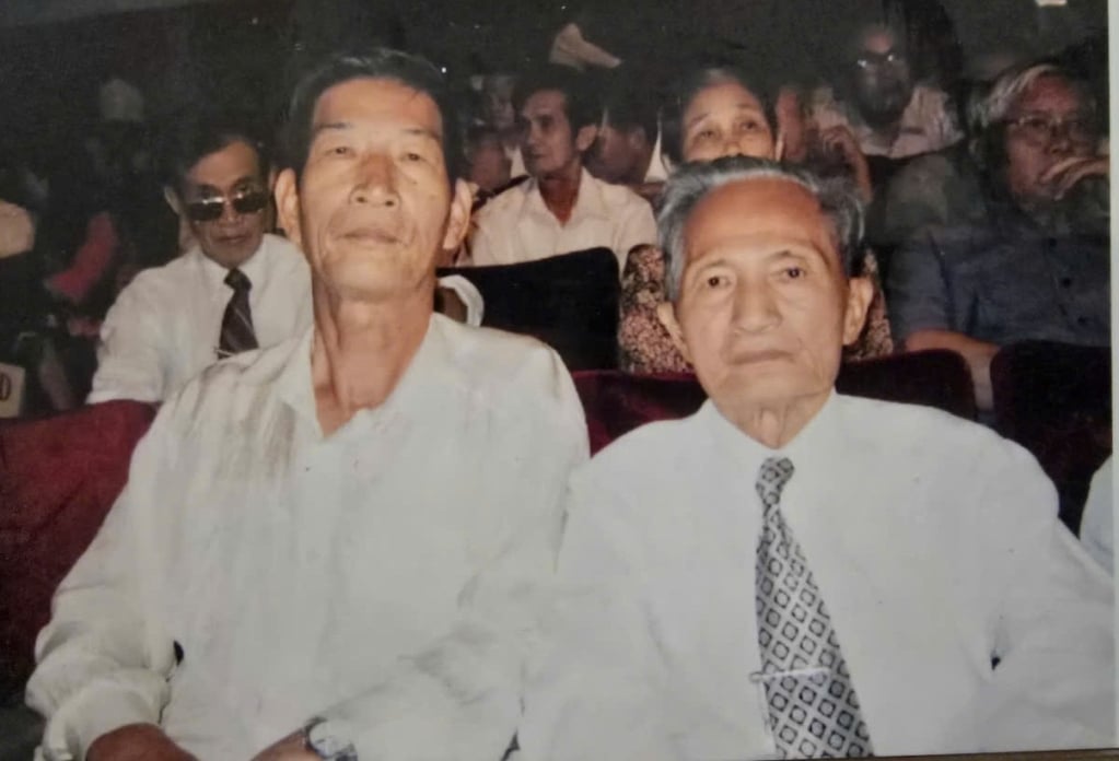 Nhà báo Hồ Phong nhận huy hiệu Đảng.