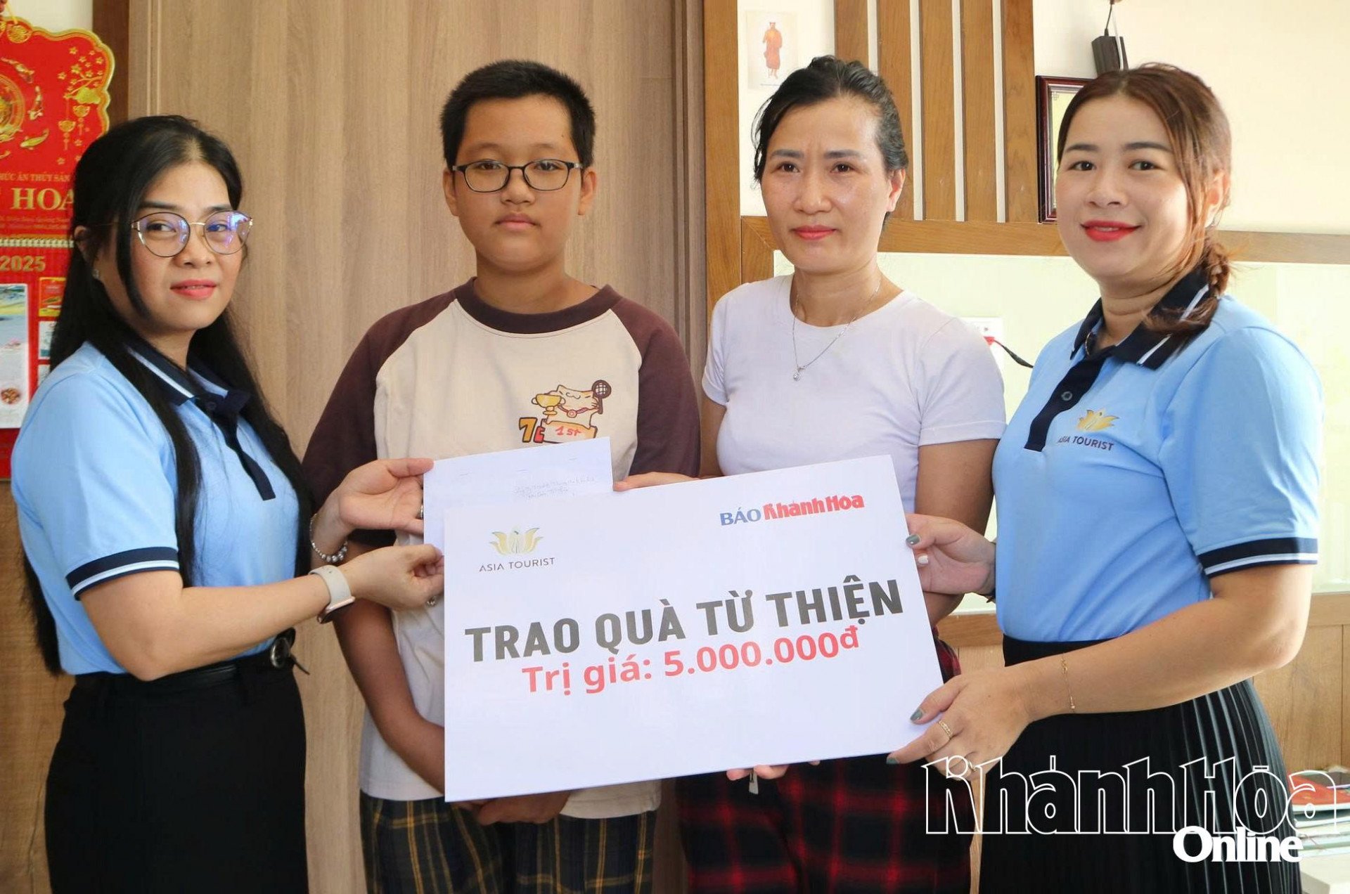 Bà Trần Thị Lan Huệ (bìa phải) - Giám đốc Công ty TNHH Thương mại và Du lịch Asia Tourist trao tiền ủng hộ cho gia đình em Hà My