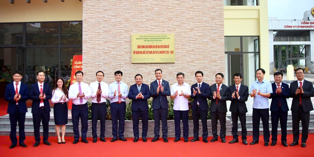 Supe Lam Thao បានដំឡើងផ្លាកសញ្ញាសម្រាប់គម្រោងមជ្ឈមណ្ឌលលក់ និងចាប់ផ្តើមគម្រោងវិនិយោគសាងសង់ខ្សែសង្វាក់ផលិតកម្ម SOP ។