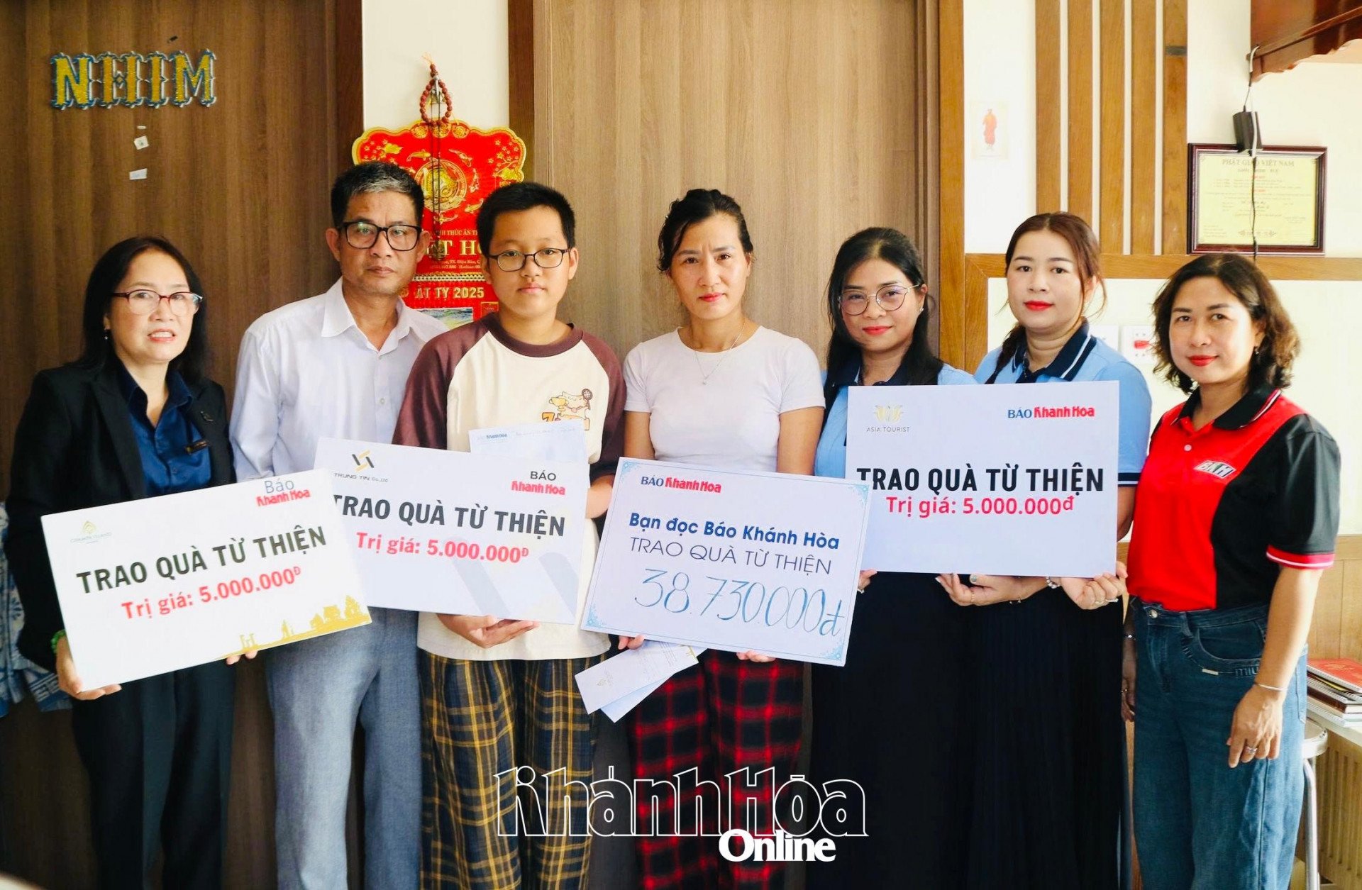 Đại diện các đơn vị trao tiền ủng hộ cho gia đình em Đỗ Vũ Hà My