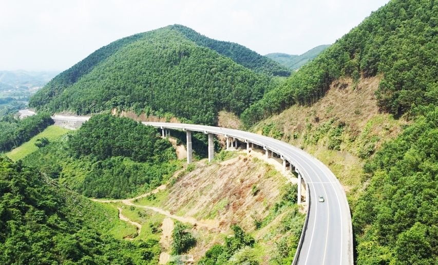Ein Abschnitt der Autobahn Thai Nguyen - Cho Moi mit 2 Fahrspuren