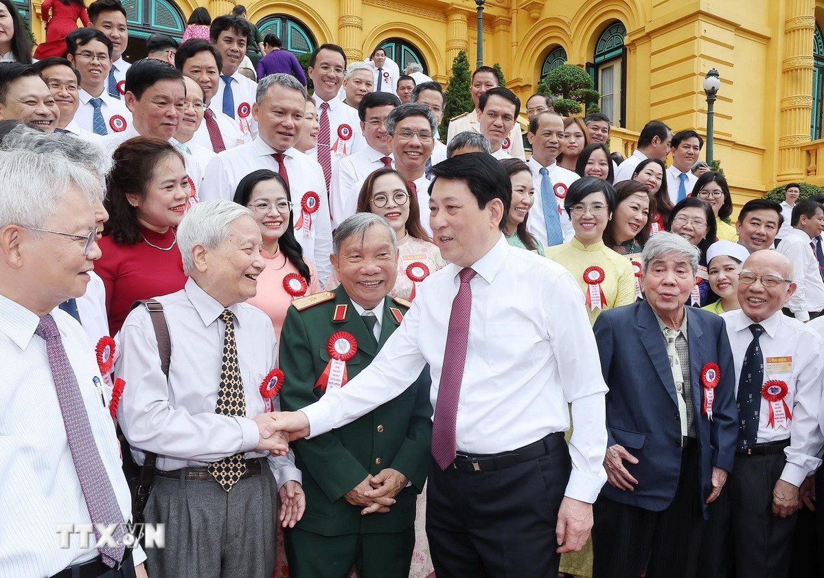 ttxvn-chu-tich-nuoc-luong-cuong-gap-mat-cac-nha-bao-tieu-bieu-toan-quoc-8102669-2.jpg