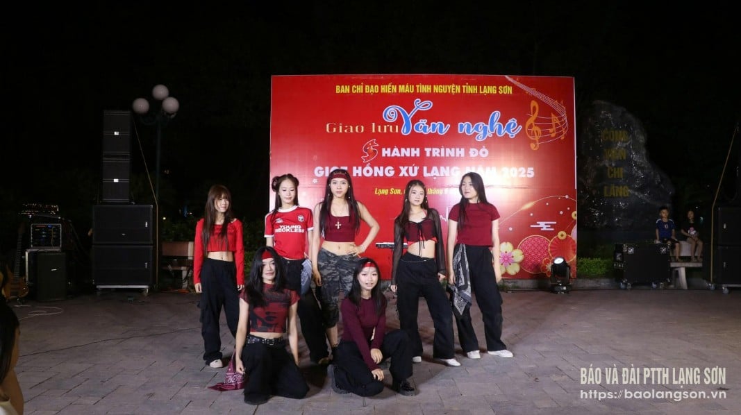 การแสดงของอาสาสมัครในงาน Art Night เพื่อต้อนรับ Red Journey 2025 และตอบรับเทศกาลบริจาคโลหิต 