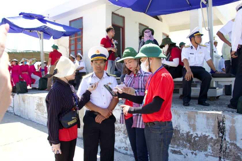 Các nhà báo tác nghiệp trên đảo.
