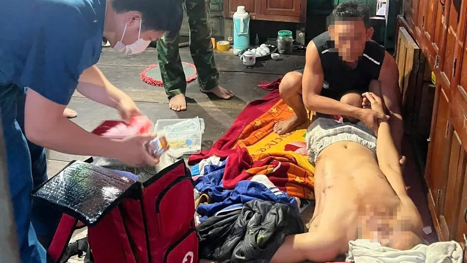Quảng Bình: Xuyên đêm cứu 1 ngư dân dập bàn tay do tai nạn lao động