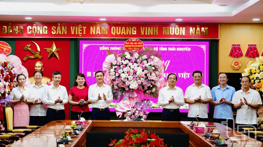 Genosse Pham Hoang Son, ständiger stellvertretender Sekretär des Provinzparteikomitees und Vorsitzender des Provinzvolksrats, gratulierte dem elektronischen Informationsportal der Provinz Thai Nguyen anlässlich des Tages der vietnamesischen Revolutionspresse.