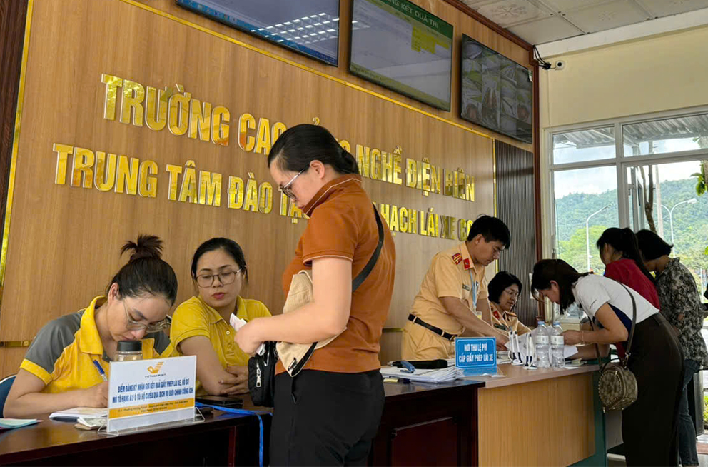 thi-sinh-tham-gia-ky-thi-sat-hach-lai-xe-o-to-dang-ky-dich-vu-chuyen-phat-giay-phep-lai-xe.jpg