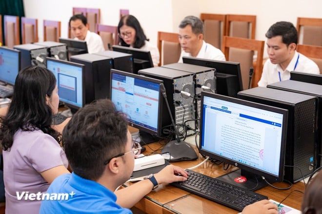 Trong đợt vận hành thử, các địa phương sẽ phải đưa ra các tình huống giả định, tập trung vào các nhóm thủ tục hành chính công phục vụ người dân, doanh nghiệp, các sở, ngành, địa phương nhằm phát hiện những vướng mắc phát sinh và đưa ra cách thức xử lý, đảm bảo ngày 1/7 chính thức vận hành, không xảy ra đứt đoạn. (Ảnh: Minh Sơn/Vietnam+)