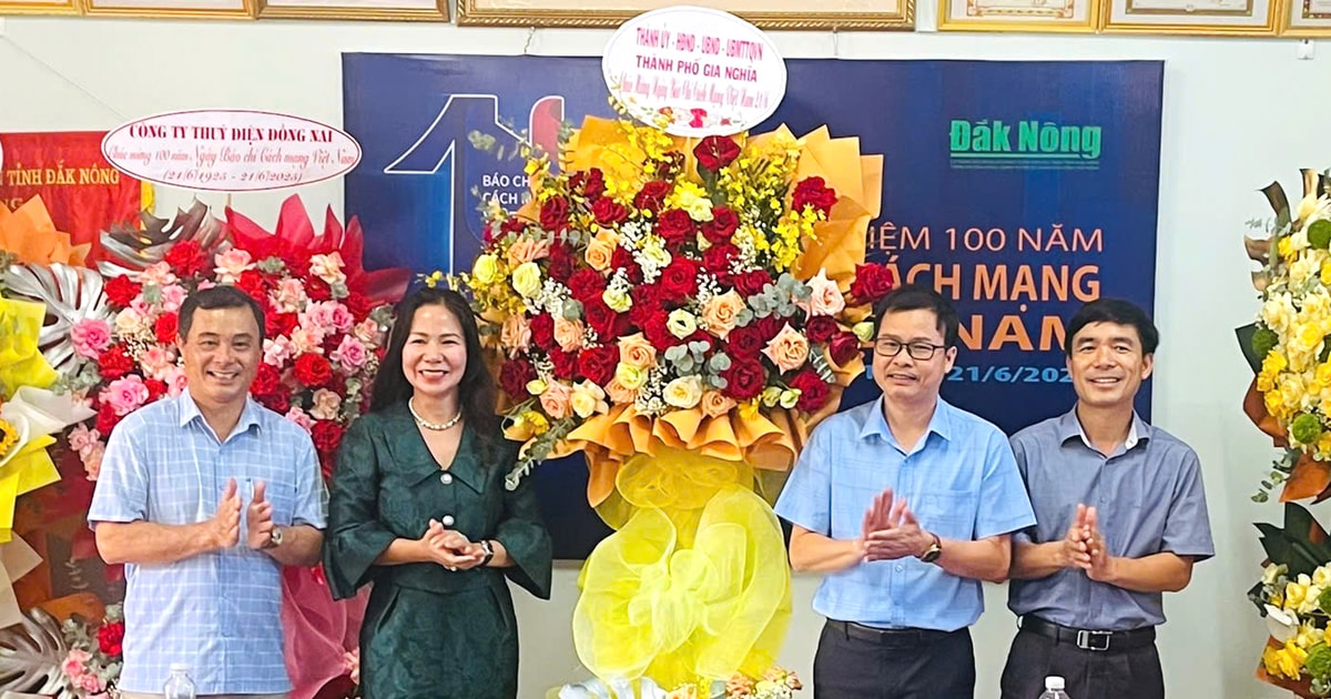 អង្គភាពបានទៅទស្សនា និងអបអរសាទរកាសែត Dak Nong ក្នុងទិវាសារព័ត៌មានបដិវត្តន៍វៀតណាម ថ្ងៃទី ២១ ខែមិថុនា