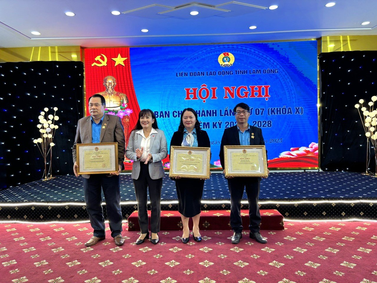 Trao Bằng khen của LĐLĐ tỉnh cho tập thể và cá nhân