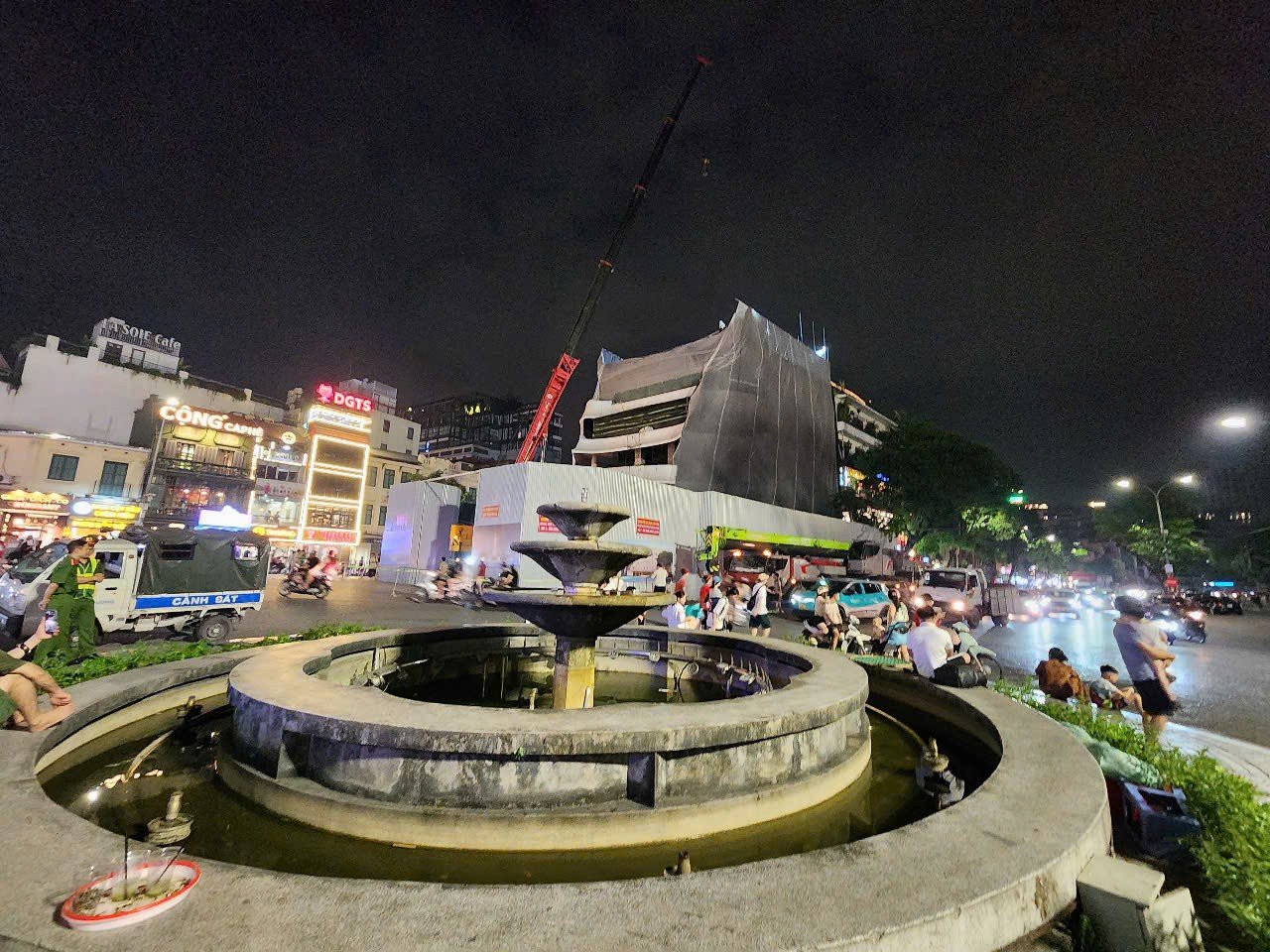 Hà Nội chính thức phá dỡ Tòa nhà &quot;Hàm cá mập&quot;. Ảnh: Quang Phong