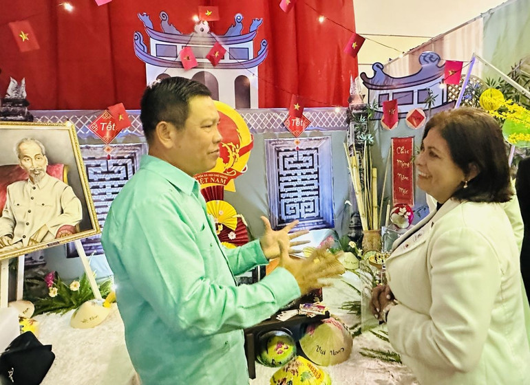 ds-vtm-gioi-thieu-voi-giao-su-tien-sy-antonina-damico-pho-hieu-truong-truong-usm-1.jpg