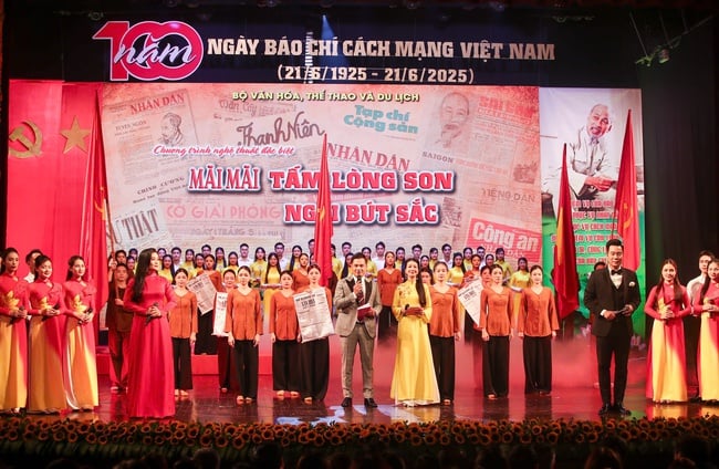 Bộ trưởng Nguyễn Văn Hùng: Chương trình nghệ thuật &quot;Mãi mãi tấm lòng son – Ngòi bút sắc&quot; là lời tri ân và đóa hoa thơm tặng người làm báo - Ảnh 7.