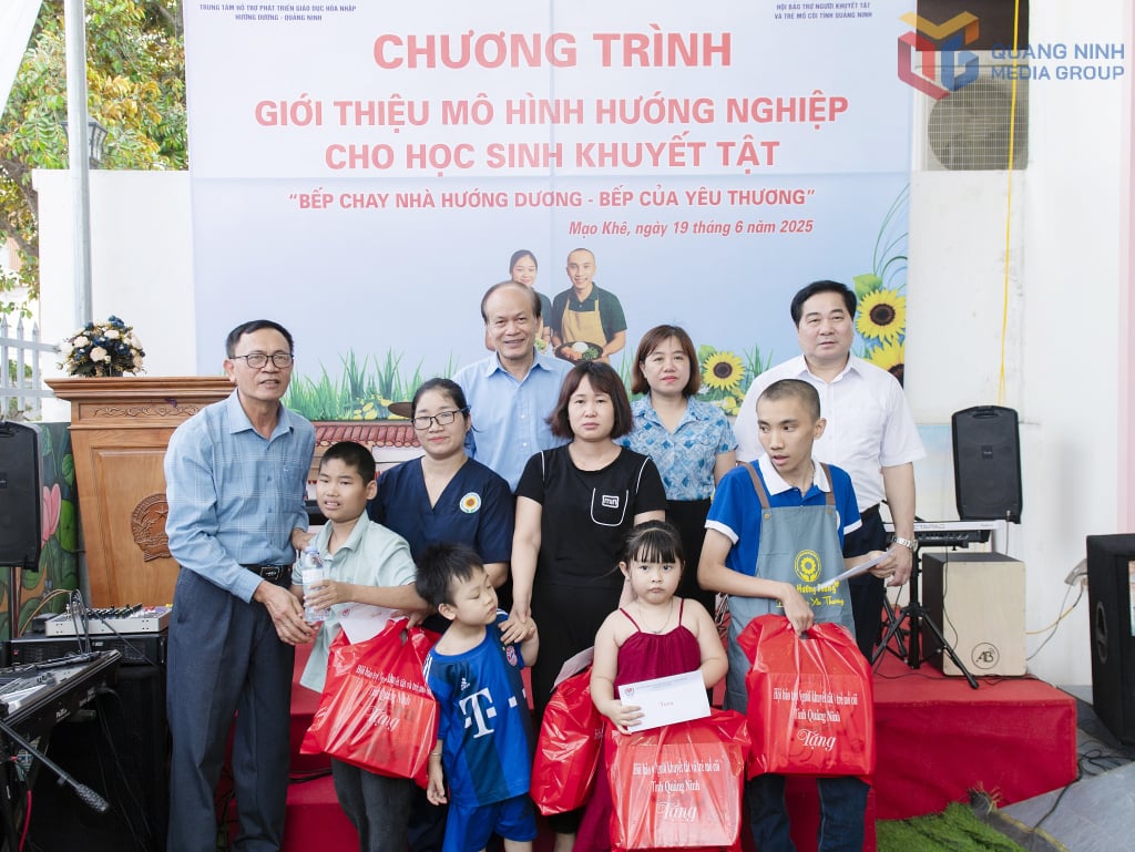 Lãnh đạo Hội Bảo trợ Người khuyết tật và Trẻ mồ côi tỉnh tặng quà cho các em học sinh tại Trung tâm Hỗ trợ phát triển giáo dục hòa nhập Hướng Dương.