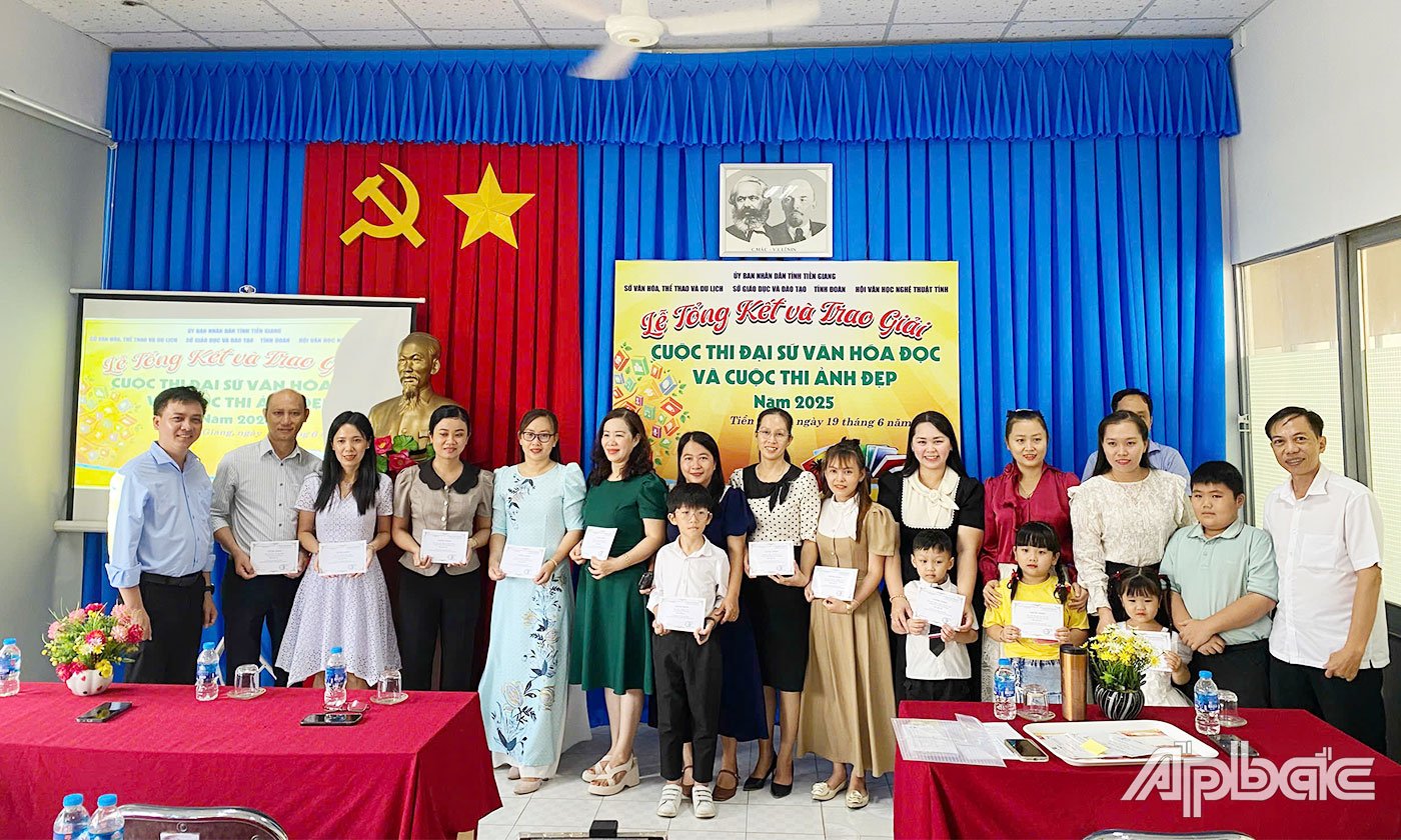 Trao giải cho các gia đình có tác phẩm ảnh đoạt giải.