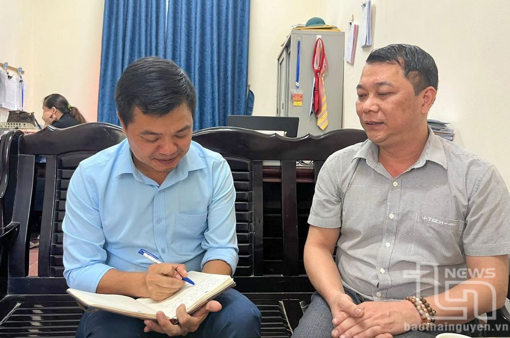 អ្នកយកព័ត៌មានកាសែត Thai Nguyen បានសម្ភាសលោក Nguyen Kien Cuong (ស្តាំ) អនុលេខាអចិន្ត្រៃយ៍គណៈកម្មាធិការបក្សឃុំ Phu Dinh (Dinh Hoa)។