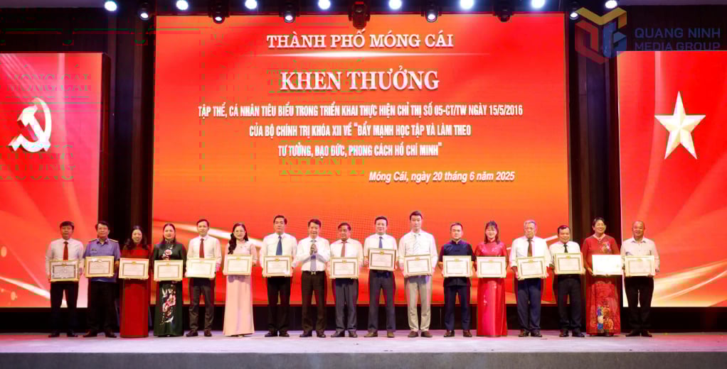 Lãnh đạo TP Móng Cái khen thưởng cho các Bí thư Chi bộ, Trưởng thôn, khu, Trưởng Ban công tác Mặt trận thôn, khu phố có thành tích xuất sắc